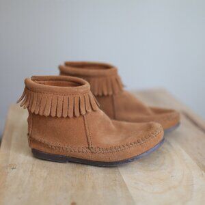 Minnitonka tan brown suede leather fringe moccasin ankle boots kids 13